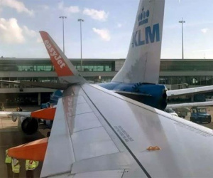 Máy bay va chạm trên đường băng, hàng trăm hành khách bị hoãn chuyến
