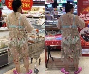Giữa siêu thị lớn ở Hà Nội, người phụ nữ mặc chiếc váy xuyên thấu mỏng hơn giấy, lộ hết nội y phản cảm