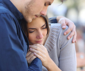 Suốt 8 năm nay, tôi vẫn luôn đóng giả bố của 2 đứa trẻ nhà hàng xóm và điều oái oăm là vợ tôi ủng hộ chuyện hoang đường này!