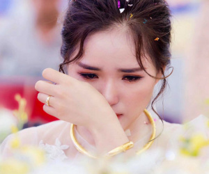 Xúc động hình ảnh cô dâu Nghệ An khóc nức nở, ôm chặt người thân trong ngày về nhà chồng