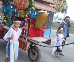 Đám tang đẫm nước mắt của nữ nhân viên bán xăng bị sát hại: Hai đứa con trai ngơ ngác tìm mẹ