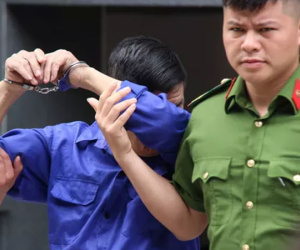'Ông trùm' Hưng 'kính' liên tục lấy tay che mặt, tránh ống kính phóng viên khi ra tòa