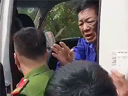 Video: Ông trùm bảo kê chợ Long Biên Hưng 'kính' khóc nức nở khi gặp người thân