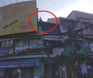 Nam thanh niên nghi 'ngáo đá' leo lên nóc nhà nhiều người dân chửi bới, đập phá