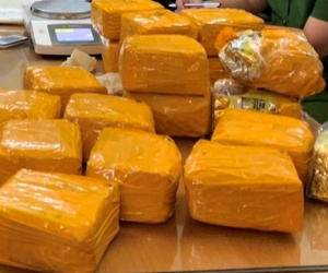 Thu 5 khẩu súng trong đường dây vận chuyển gần 20 kg ma túy tổng hợp