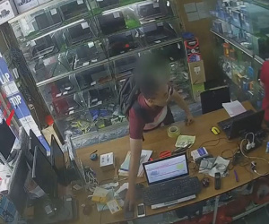 Video: Nam thanh niên vờ hỏi mua laptop rồi tranh thủ trộm iPhone X của nhân viên bán hàng