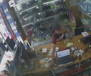 Clip: Nam thanh niên vờ hỏi mua laptop rồi tranh thủ trộm iPhone X của nhân viên bán hàng