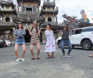 Mặc váy ngắn cũn cỡn khi tới ngôi chùa nổi tiếng ở Đà Lạt, nhóm bạn trẻ khiến dân mạng tranh cãi gay gắt