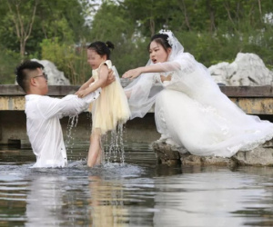 Đang chụp ảnh cưới, chú rể bất ngờ nhảy xuống hồ trước khi có được bức ảnh cưới để đời, lại còn được dân mạng nhiệt liệt tuyên dương
