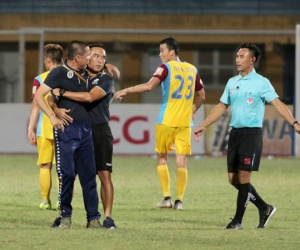 HLV Chu Đình Nghiêm lao vào sân, đòi 'ăn thua đủ' với trọng tài