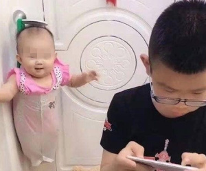 Mẹ nhờ trông em gái, cậu bé có ngay 'sáng kiến' bất ngờ để rảnh tay chơi game