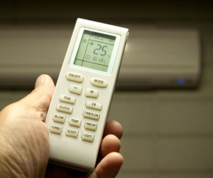 Cô gái bức xúc vì trời nóng như đổ lửa, bạn cùng phòng giấu pin điều khiển vì không muốn bật điều hòa tốn tiền điện