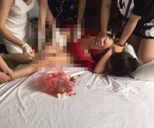 Đánh ghen cực bá đạo: Vợ bầu xát muối ớt; hất mắm tôm 'dằn mặt' nhân tình của chồng