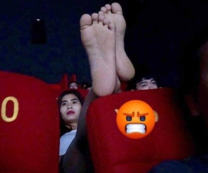 Cô gái vô tư gác chân lên đầu của người ngồi phía trước trong rạp chiếu phim, dân mạng thi nhau 'hiến kế' trừng trị