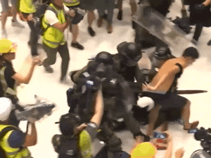 Cảnh sát Hong Kong bị người biểu tình 'cắn đứt ngón tay': Đụng độ kinh hoàng chưa có dấu hiệu chấm dứt
