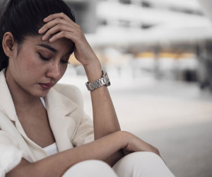 Bữa nào mẹ chồng cũng vơ hết thức ăn thừa vào túi nhỏ mang đi, tôi bám theo đến ngôi nhà rách nát thì gặp cảnh tượng khó tin, càng choáng váng hơn với câu chuyện của họ