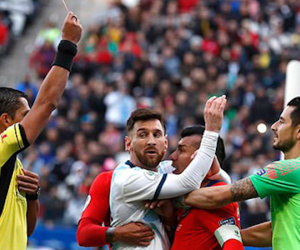 Quan chức Argentina yêu cầu Messi phải xin lỗi