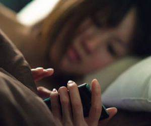 Từ cắm đầu vào điện thoại đến quá quan tâm người khác nghĩ gì về mình: 5 dấu hiệu cho thấy chị em đang lãng phí thời gian, thả trôi cuộc sống