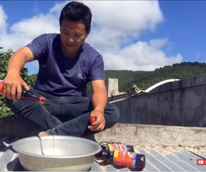Đổ nước mắm lên đầu mẹ để ăn mừng 1 ngàn sub, YouTuber bị cộng đồng mạng 'ném đá'