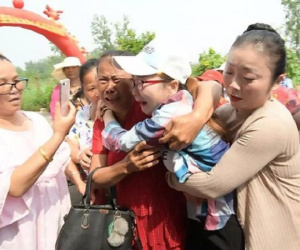 Cuộc đoàn tụ đẫm nước mắt của người phụ nữ bị bắt cóc: 'Con tìm mẹ suốt 30 năm'