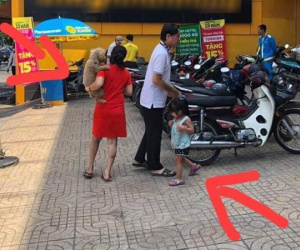 Bức ảnh gây tranh cãi nhất MXH: Mẹ trẻ ung dung bế chú chó nhỏ, con gái lẽo đẽo theo sau khiến bao người kinh ngạc?