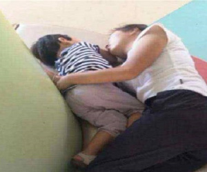 Cô giáo gửi ảnh con ngủ trưa tại trường, mẹ bực bội định lao đến trường hỏi tội