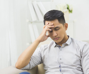 Vừa nhìn thấy mâm cơm chỉ có duy nhất một đĩa cá khô, chồng tôi hoang mang rồi xấu hổ quỳ sụp xuống dưới chân vợ con