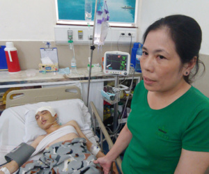 Con trai bị tai nạn dập não, bố chỉ nói câu 'đang bận' rồi cúp máy, người mẹ nghèo bật khóc giữa bệnh viện
