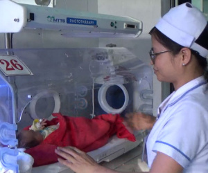 Bé sơ sinh bị bỏ rơi tại hoa viên: Cô gái 20 tuổi cùng người yêu đến xin nhận lại con