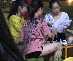 Đang ngồi uống trà chanh, nhiều thiếu nữ bất ngờ bị ném phân trộn dầu nhớt đầy người
