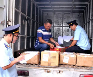Phát hiện hàng hóa từ Trung Quốc vừa cập bến đã có sẵn mác 'Made in Việt Nam'