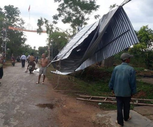 Lốc xoáy quật văng mái tôn, gãy cột điện trong cơn mưa lớn