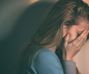 Nửa đêm nghe tiếng róc rách trong nhà tắm, nghĩ mẹ chồng quên khóa vòi nước, tôi hùng hổ bước vào và sững sờ trước bóng lưng của bà