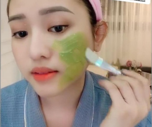 Thúy Vi lạ ghê, đắp mặt nạ khổ qua mà trên mặt '7749 lớp make-up' thế này thì da hấp thụ làm sao?