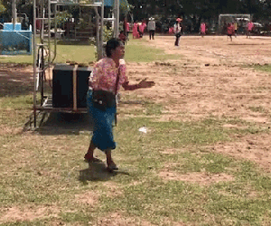 Bà nội chất nhất quả đất: U60 vẫn 'cong mông' chạy dọc sân cổ vũ cháu trai đá bóng, nhìn dáng bà mà cư dân mạng không nhịn được cười