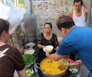Đến quán bánh canh 300k rồi nhận xét 'ế không một mống khách', Youtuber đồng loạt bị phản ứng: 'Cố tình chọc quê người ta hay gì?'