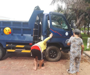 Con trai đưa mẹ đi chơi biển bằng xe ben và lý do xúc động đằng sau: Đừng đợi giàu mới báo hiếu mẹ cha
