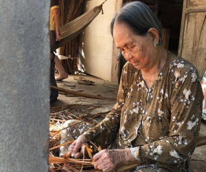 Cụ bà 80 tuổi vót tàu cau mỏi mòn kiếm tiền chữa bệnh, lay lắt bên con gái tật nguyền