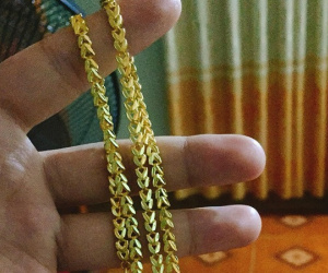 Hớn hở khoe mẹ chồng tặng 5 chỉ vàng, ngờ đâu nàng dâu bị chị em 'ném đá' không thương tiếc