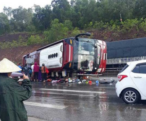 Phóng nhanh dưới trời mưa, xe khách lật trên Quốc lộ 1, nhiều người nhập viện cấp cứu