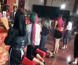 Nhóm bạn gái nhuộm tóc xanh đỏ, diện hẳn đồ ngủ hở rốn lên chùa cầu may gây tranh cãi
