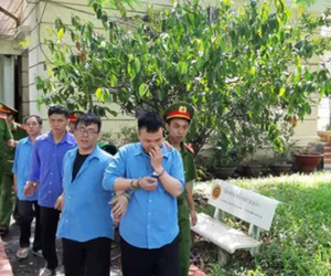 Băng trộm dùng mã tấu, hơi cay chống trả công an, cướp xe máy người đi đường