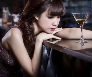 Ngay ngày đầu tiên về làm dâu, em chồng đổ cả một chậu nước bẩn lên người tôi, khi biết được nguyên nhân thì mặt tôi trắng bệch