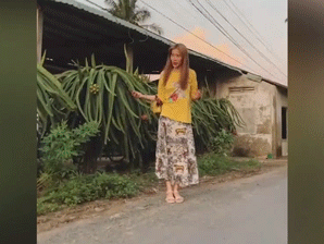 Những tưởng đã quay lại ca hát bình thường sau thời gian chữa bệnh tâm lý, Nam Em lại gây hoang mang khi đăng clip lảm nhảm với chó giữa đường