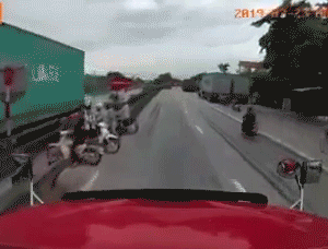 Video: Giây phút kinh hoàng xe tải đâm vào dòng người đợi sang đường khiến 5 người chết tại chỗ