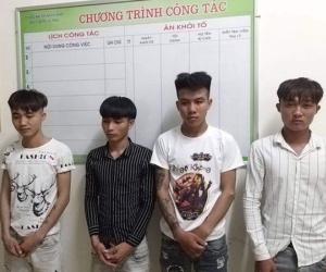 Bất ngờ cầm rìu, dây thắt lưng lao vào đánh, chém hội đồng đối thủ trong quán net