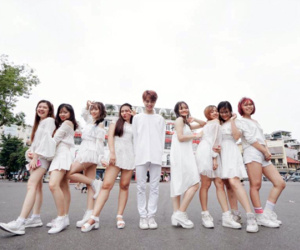 Teen Sky mang điệu nhảy 'Hãy trao cho anh' đi muôn nơi
