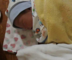 Người mẹ đi ô tô tới bỏ con trai 1 ngày tuổi trước cổng chùa kèm bức thư 'không đủ khả năng nuôi'