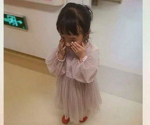 Bé gái theo gia đình đợi mẹ đẻ bên ngoài phòng sinh, khi xem lại camera, tất cả bật khóc