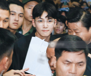 Tài tử Ji Chang Wook và Suju đã có mặt ở sân bay Nội Bài: Điển trai cực phẩm, nhìn biển fan Việt đến đón mà chóng mặt